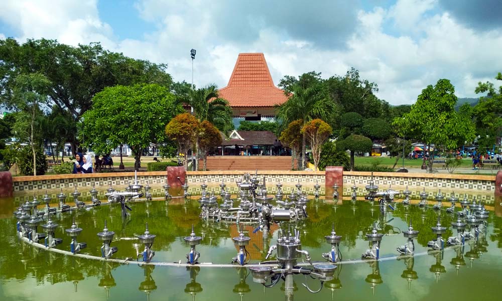 Air mancur akrobatik, yang terletak di taman Alun-alun Pacitan.