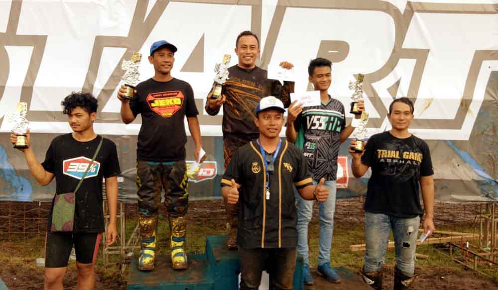 Bina Manunggal Jati (berdiri tengah atas) saat menerima piala