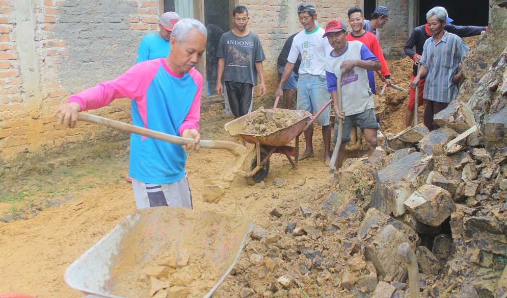 Gotong royong warga Dusun Krajan Lor, Desa Temon, Kecamatan Arjosari, Kabupaten Pacitan,untuk membantu rumah warga yang tertimbun longsoran.