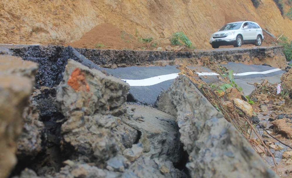 Jalan Arjosari-Nawangan ambles  saat hujan deras mengguyur kawasan Desa Temon, Kecamatan Arjosari, Kabupaten Pacitan  Sabtu (15/12/2018).