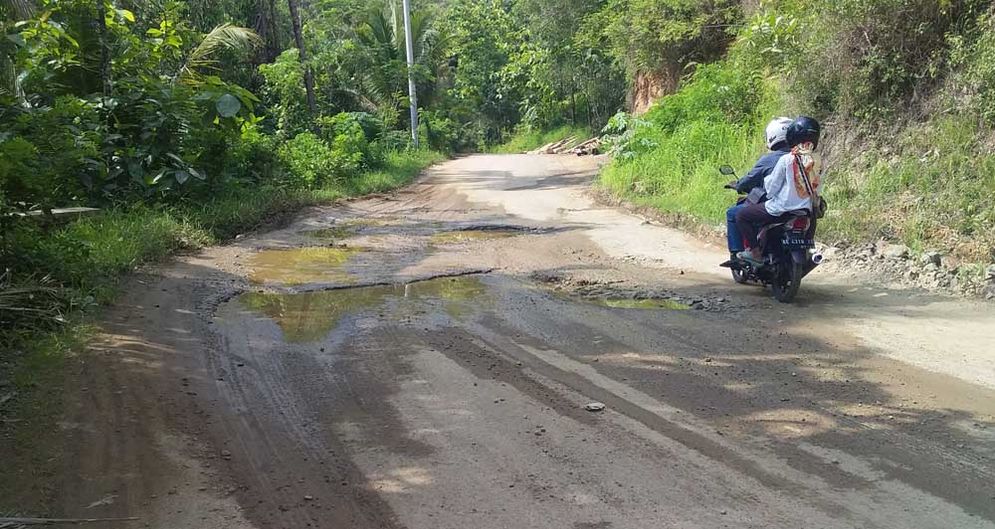 Salah satu titik di jalan menuju objek wisata Banyu Anget yang rusak