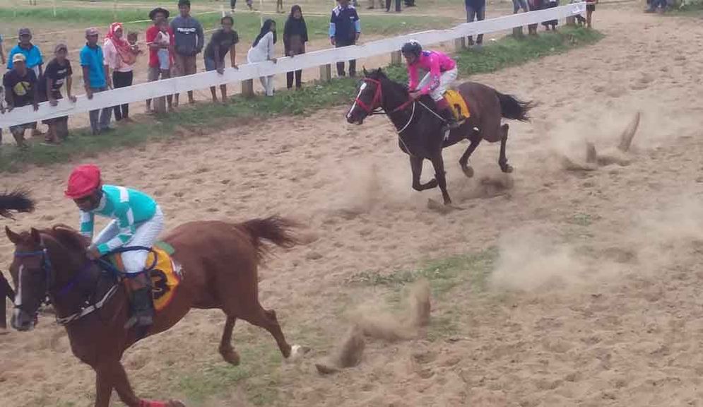 Meski tanpa starting grid Kejuaraan Pacuan Kuda Piala Bupati Pacitan 2018 berlangsung meriah.