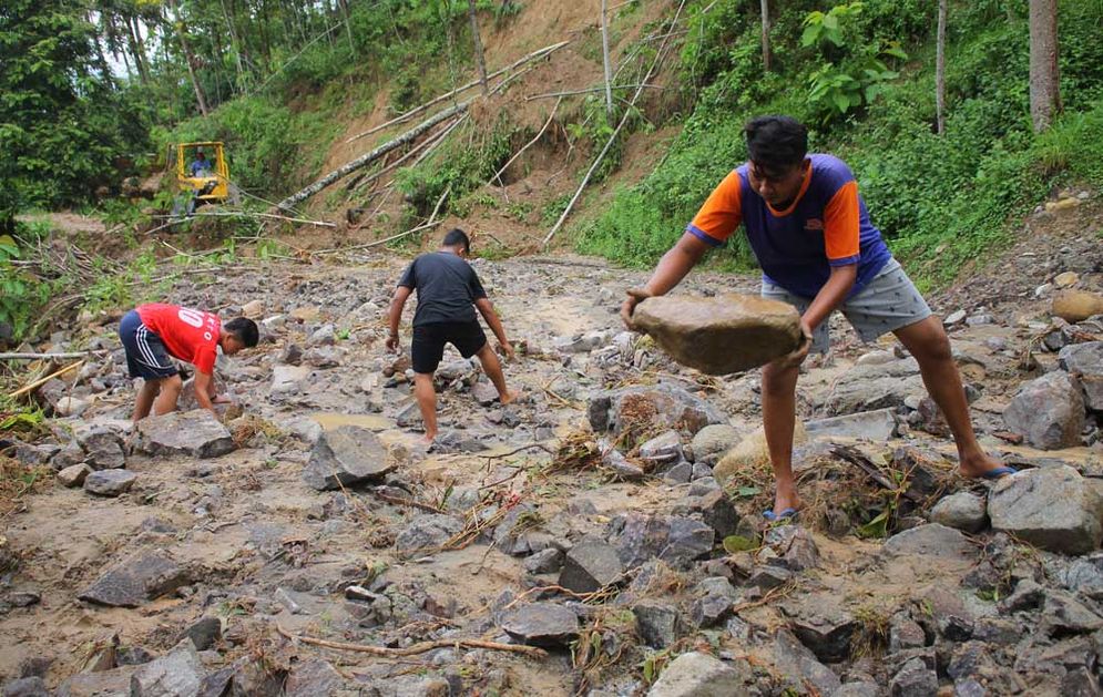 Salah satu ruas jalan penghubung Desa Karangnongko dengan Purwoasri Kecamatan Kebonagung, tertutup material longsor yang terjadi pada Sabtu (08/12/2018) dini hari.