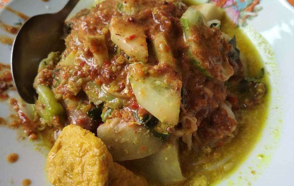 Lontong sayur, dengan berbagai kulupan sederhana dan sambal pecel khas Pacitan, yang disajikan dengan kuah santan khas warung Mbak Pini,Caruban, Kelurahan Sidoharjo, Kecamatan Pacitan.