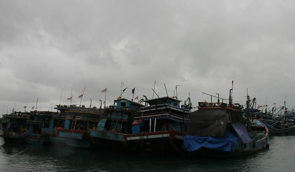 Akibat cuaca buruk, puluhan kapal nelayan terpaksa bersandar di pelelabuhan Tamperan, Kelurahan Sidoharjo, Kecamatan Pacitan, Kabupaten Pacitan.