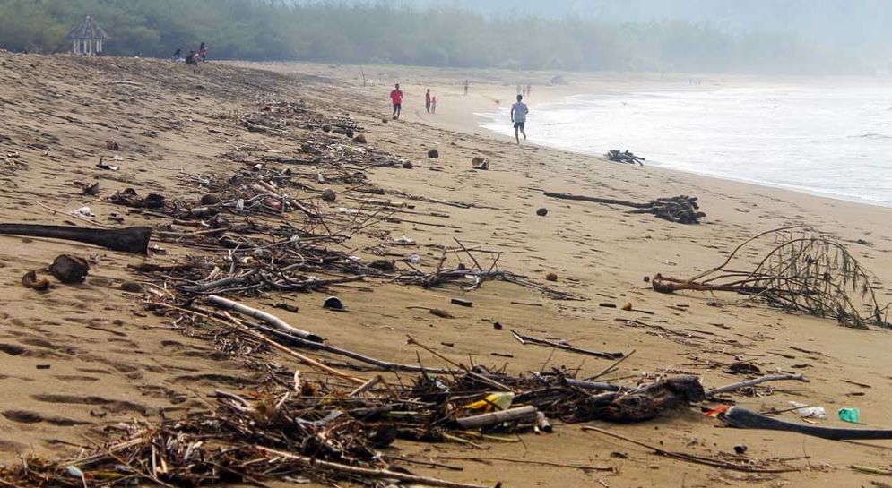 Hamparan sampah kiriman dari laut mengotori keindahan Pantai Pancer Door, Kelurahan Ploso, Kecamatan Pacitan.