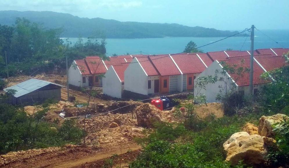 Perumahan Rakyat Agratama yang terletak di Kawasan Tamperan, Kelurahan Sidoharjo, Kecamatan Pacitan, Kabupaten Pacitan.