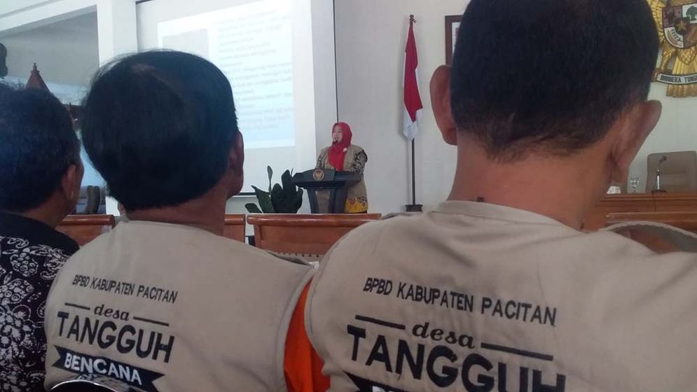 Pingki Hidayati, Kepala Seksi Kesiapsiagaan BPBD Provinsi Jawa Timur, saat seminar pembentukan Destana di Pendapa Kabupaten Pacitan Kamis (06/12/2018)