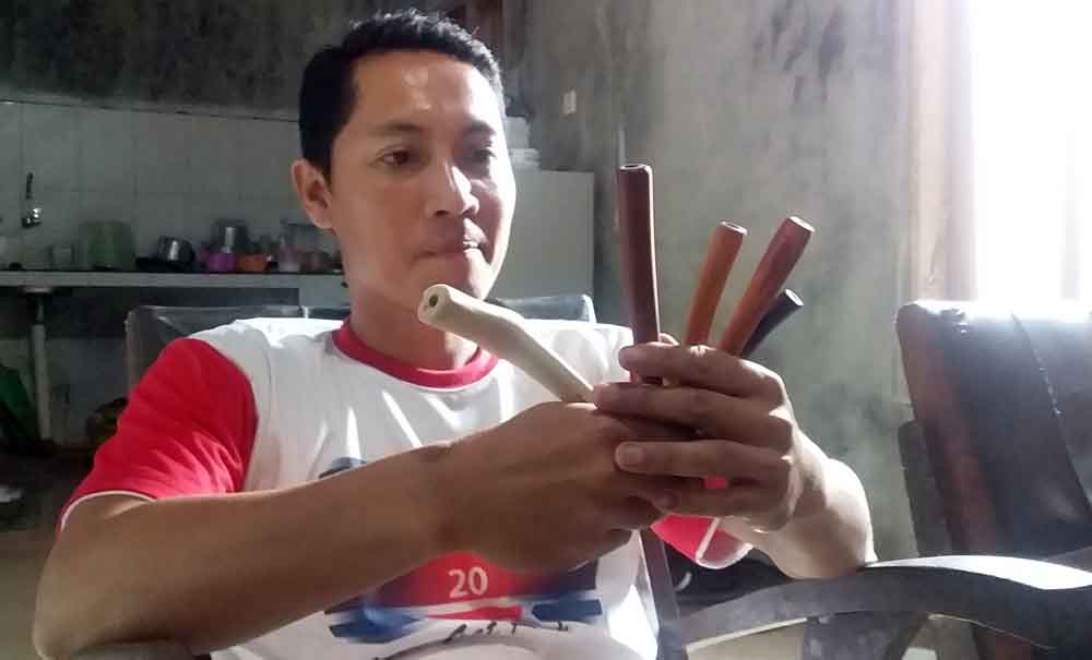 Iwan menunjukkan koleksi pipa