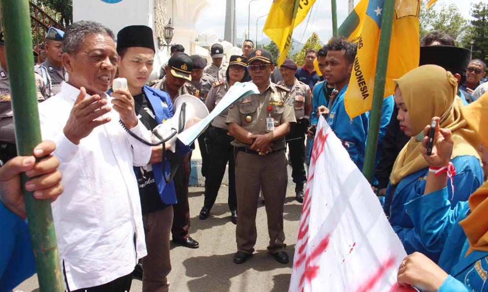 Bupati Pacitan Indartato menemui massa anggota PMII Cabang Pacitan yang menggelar aksi