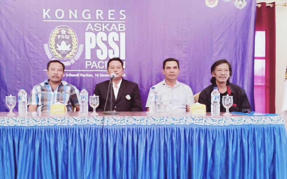 Sanyoto (kiri) saat Kongres Askab PSSI Pacitan Minggu (16/12/2018)