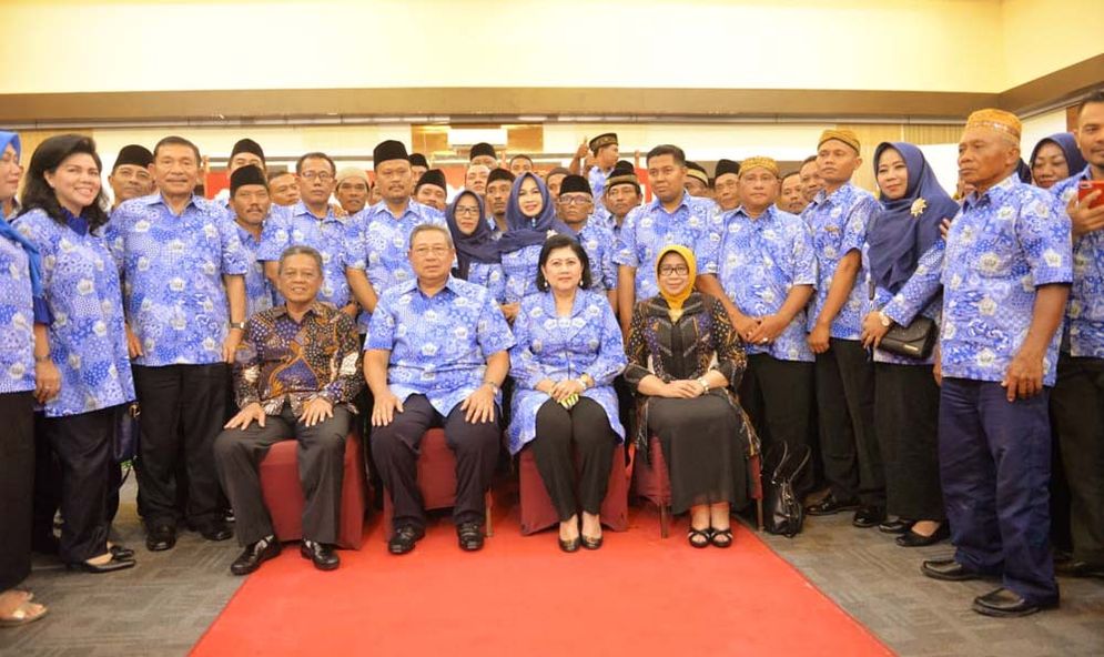 Susilo Bambang Yudhoyono (duduk dua kanan) bersama istri (duduk dua kiri) dan Bupati Indartato (duduk kiri) bersama istri (duduk kanan) bersama pengurus baru  Organisasi Keluarga Pacitan Riau