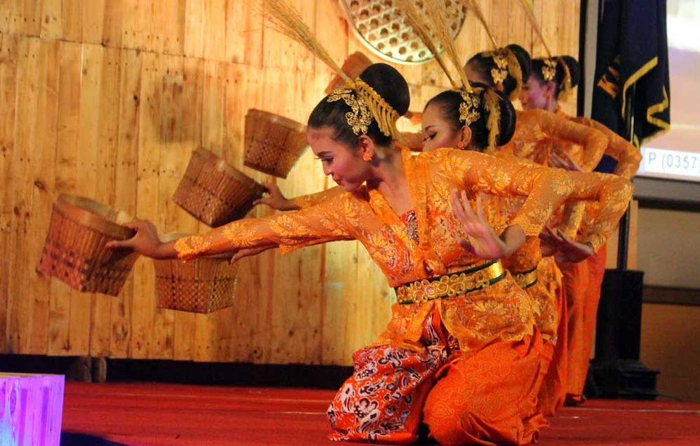 Penampilan Tari Putri Ngertati dalam malam pemilihan Duta Gemarikan Kabupaten Pacitan Tahun 2018, yang berlangsung di Gedung Karya Dharma Pemkab Pacitan, Selasa (18/12) malam.