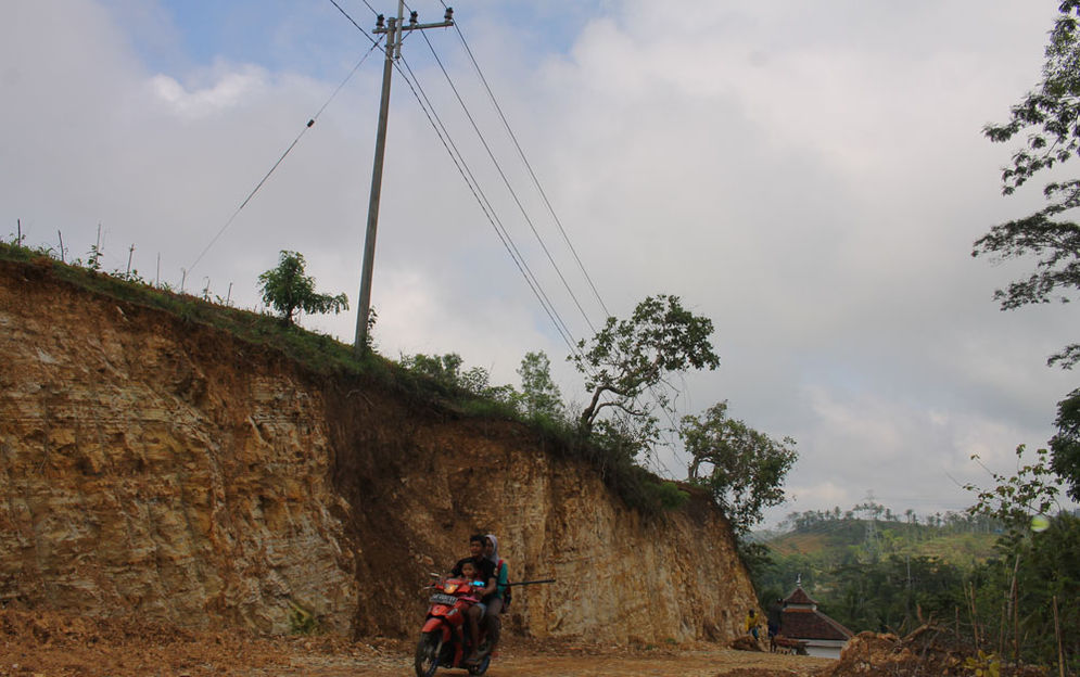 Tiang listrik yang ada di tepi tebing Dusun Siwalan, Desa Ponggok, Kecamatan Pacitan yang berada di tepi jurang.
