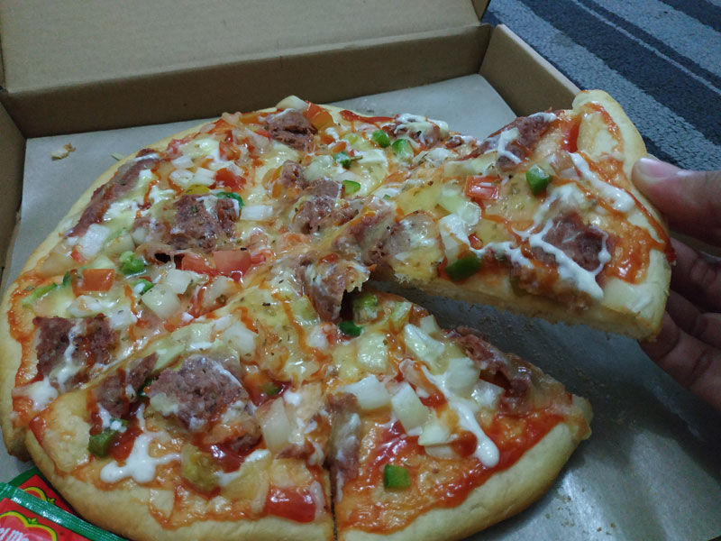 Rekomendasi Makanan Enak di Tangerang : Pizza Crispy Daging Kambing yang Unik Dari Sultan Bakery