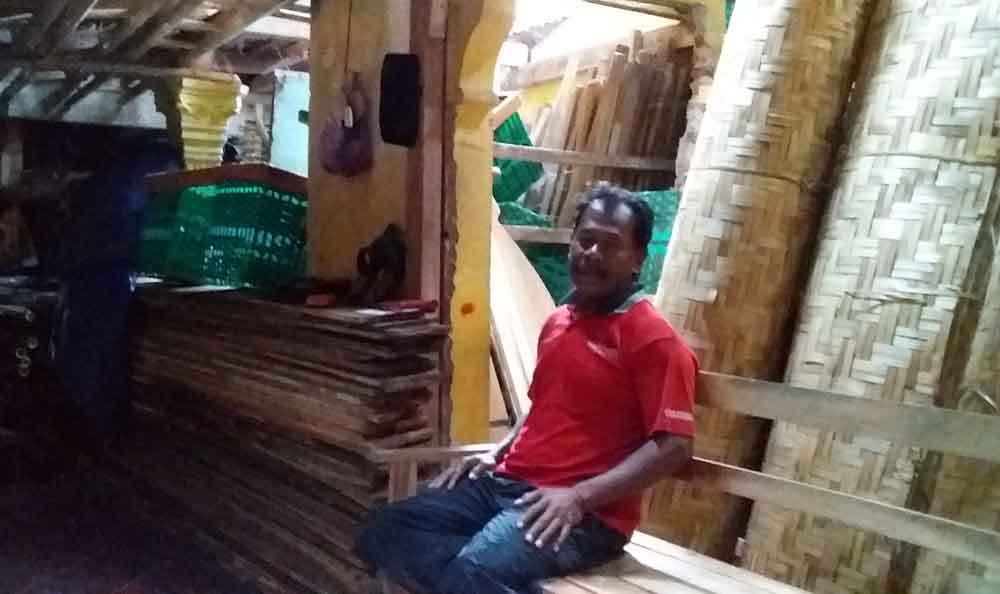 Barino dan produk dari bambu dagangannya