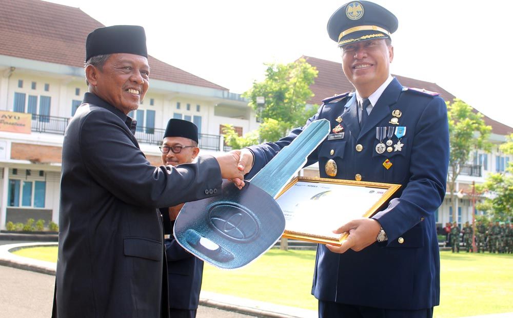 Penyerahan secara simbolis bantuan bus sekolah oleh Bupati Indartato kepada Kepala Dinas Perhubungan. (Sumber : Halopacitan / Eko Prasetyo).