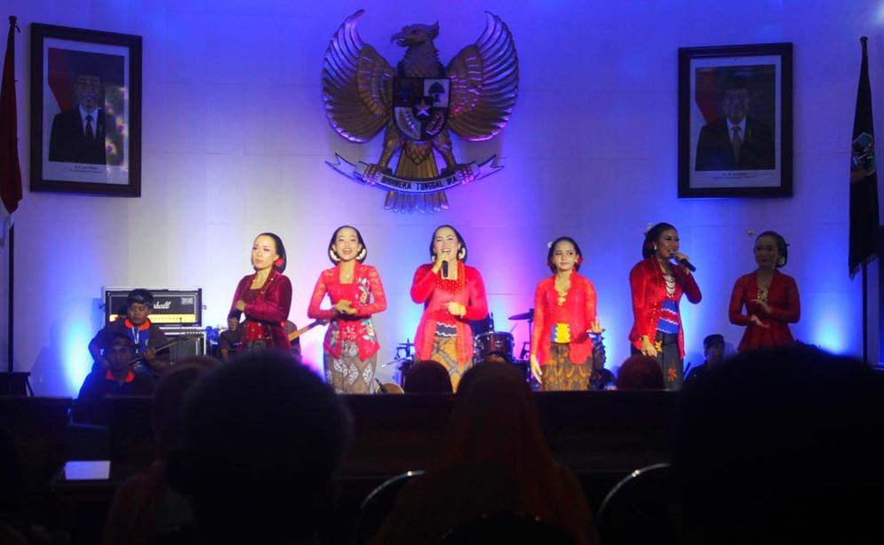 Beberapa peserta Kontes Nembang Campursari 2019 tampil bersama di Pendopo Kabupaten Pacitan. 