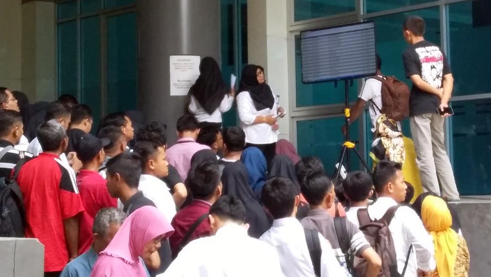 Peserta seleksi CPNS saat mengikuti Seleksi Kompetensi Dasar (SKD) di Kediri beberapa waktu lalu
