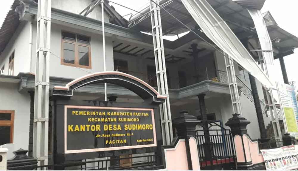Atap kantor Desa Sudimoro yang rusak diteriang angin