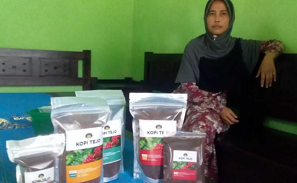 Hasanah dengan kopi kemasan yang dibuat dengan tradisional