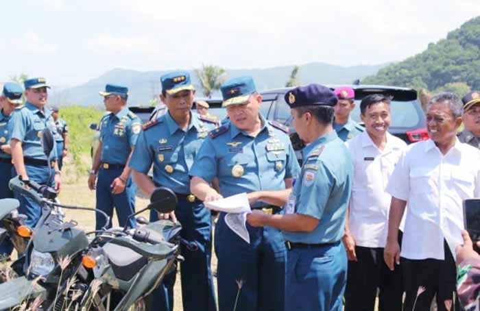 Komandan Lantamal V Surabaya Laksamana TNI Edwin SH (tengah) saat meninjau lokasi yang akan digunakan sebagia pankalan Angkatan Laut di Desa Kembang Pacitan, Rabu (09/01/2019)
