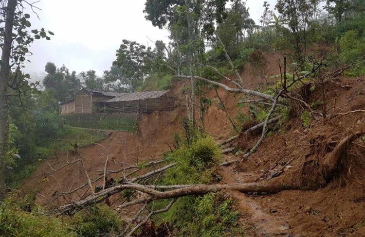 Longsor akibat badai siklon di Pacitan pada November 2017