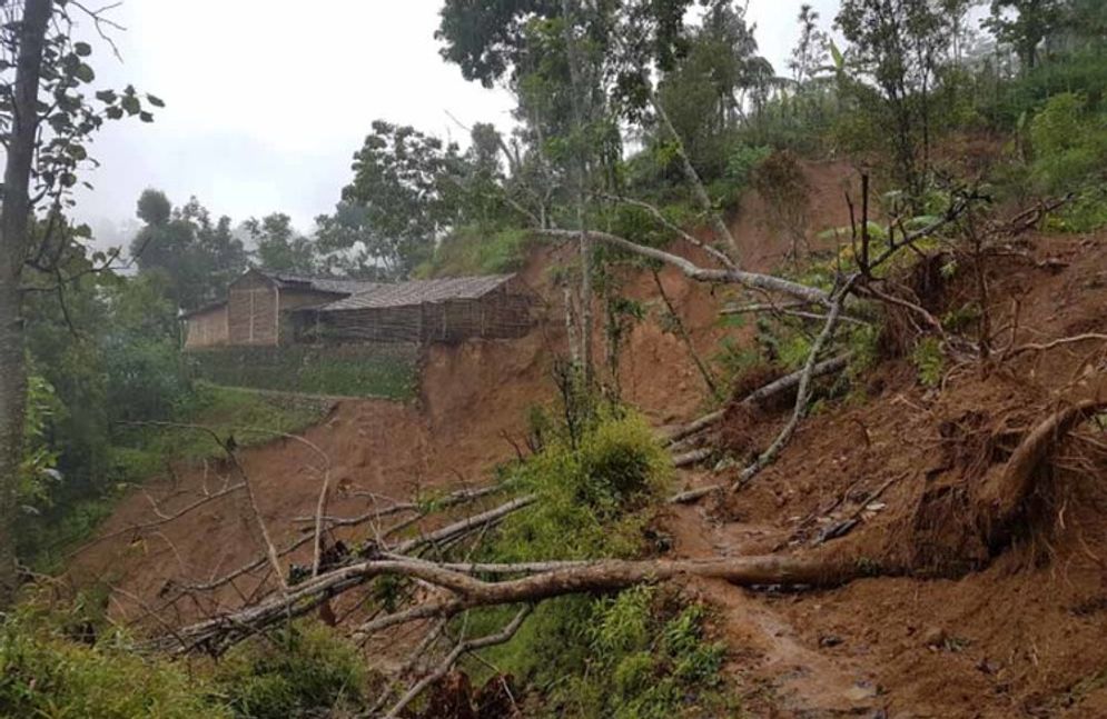 Longsor akibat badai siklon di Pacitan pada November 2017