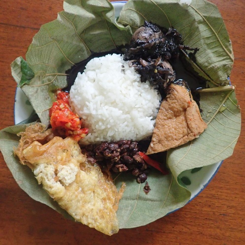 Menuntaskan Rasa Kangen dengan Nasi Jamblang di Dapur Buluk