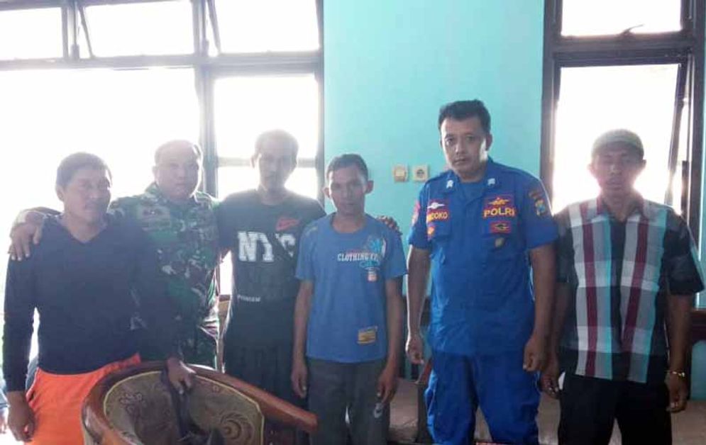 Para nelayan dan petugas di Pos Kamladu Pacitan
