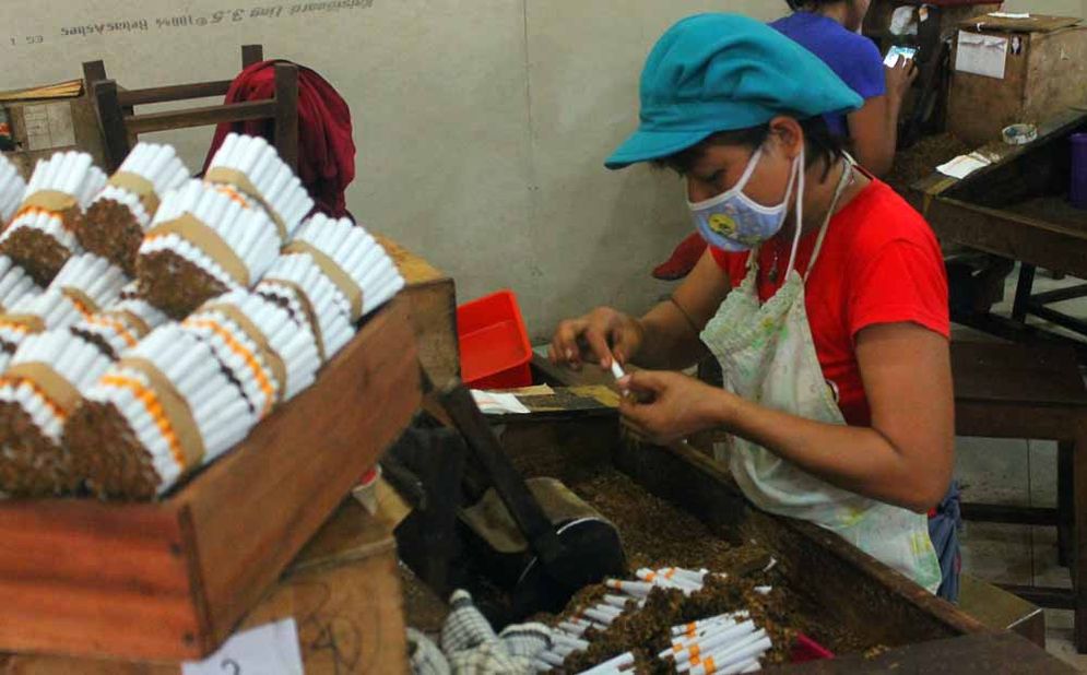 Produksi Sigaret Kretek Tangan (SKT), PR. Mulya Agung Dusun Barean, Kelurahan Sidoharjo, Pacitan. 