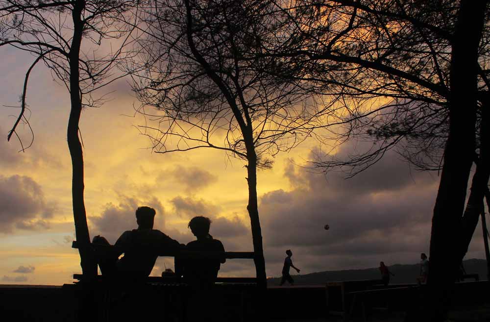 Suasana senja di Pantai Pancer Door