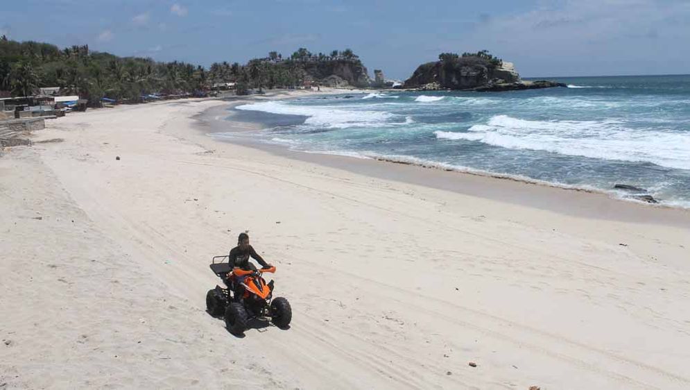 Pantai Klayar menjadi penyumbang tertinggi Pendapatan Asli Daerah (PAD) Pacitan dari sektor pariwisata.