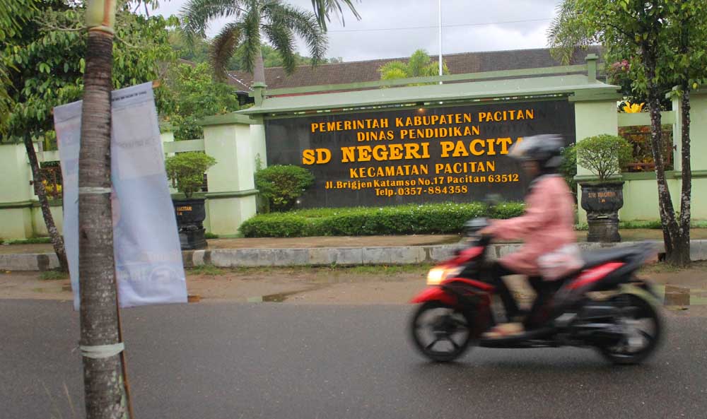 Alat peraga kampanye salah satu caleg dipasang tepat di depan SDN Pacitan 1.