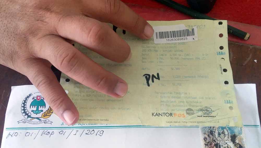 Pengiriman surat menggunakan barcode (atas) dan prangko melalui Kantor Pos Pacitan