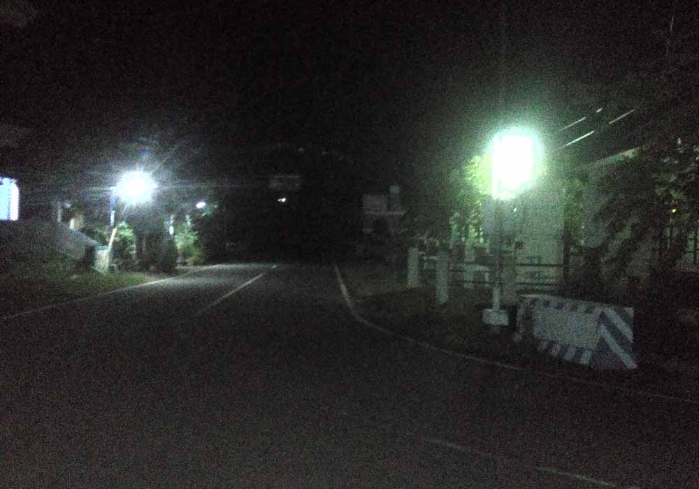 Persimpangan Nawangan-Banyuanget terlihat gelap karena lampu penerangan jalan sudah beberapa hari mati