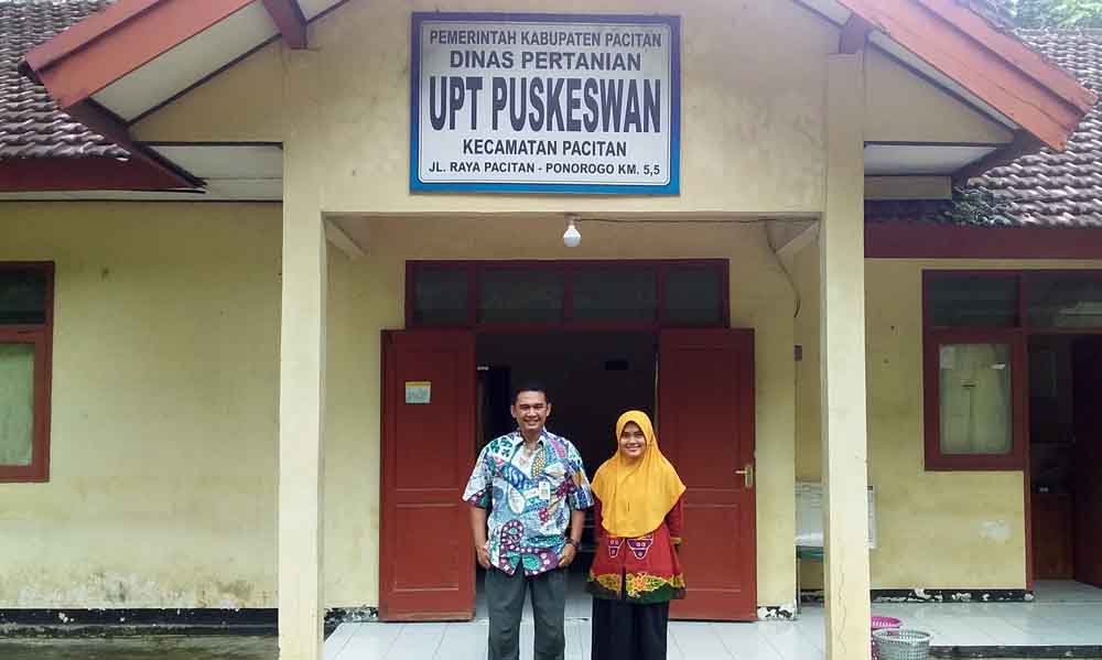 Drh. Alek Arisona (kiri) dan staf Unit Pelaksana Tehnis (UPT) Puskeswan Pacitan