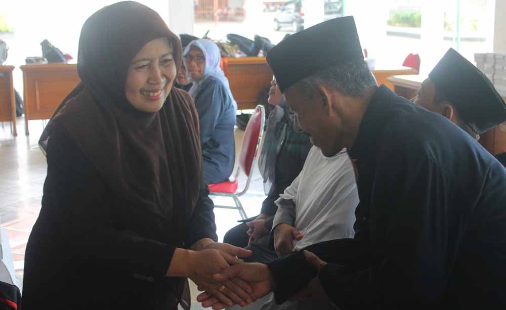 Siti Aminah (kiri), Pengawas Sekolah dari Kecamatan Arjosari dengan Gelar Ahli Utama dan mendapat SK dari Presiden