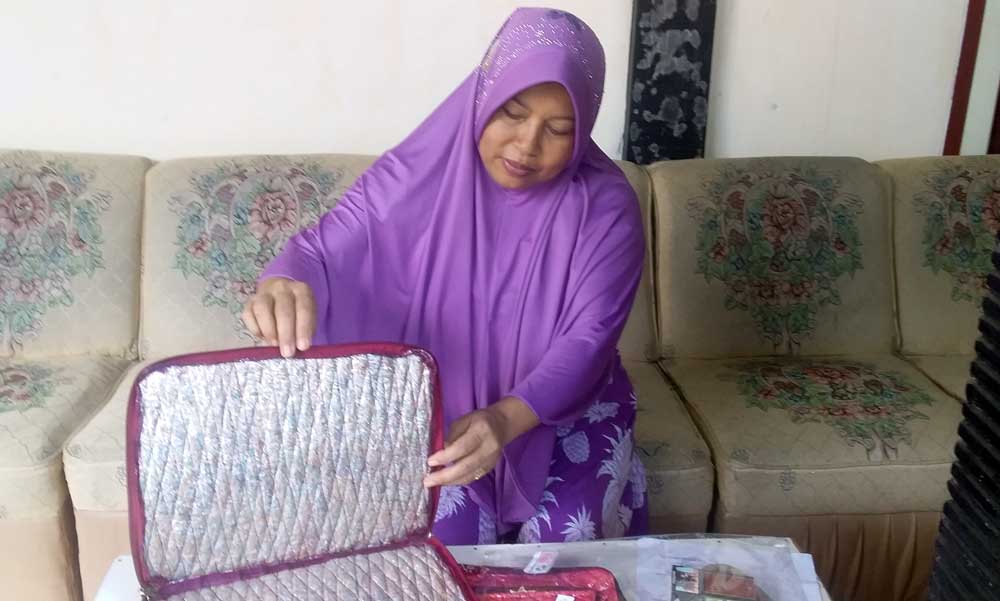 Suliyati menunjukkan tas laptop yang dibuat dari sampah