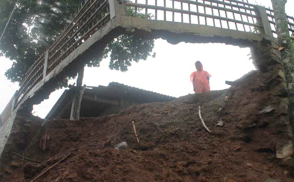Tebing setinggi sekitar empat meter di depan rumah Sokiman, warga Dusun Bengle, Desa Sambong, Kecamatan Pacitan Kabupaten Pacitan, ambrol akibat hujan deras Selasa pagi.