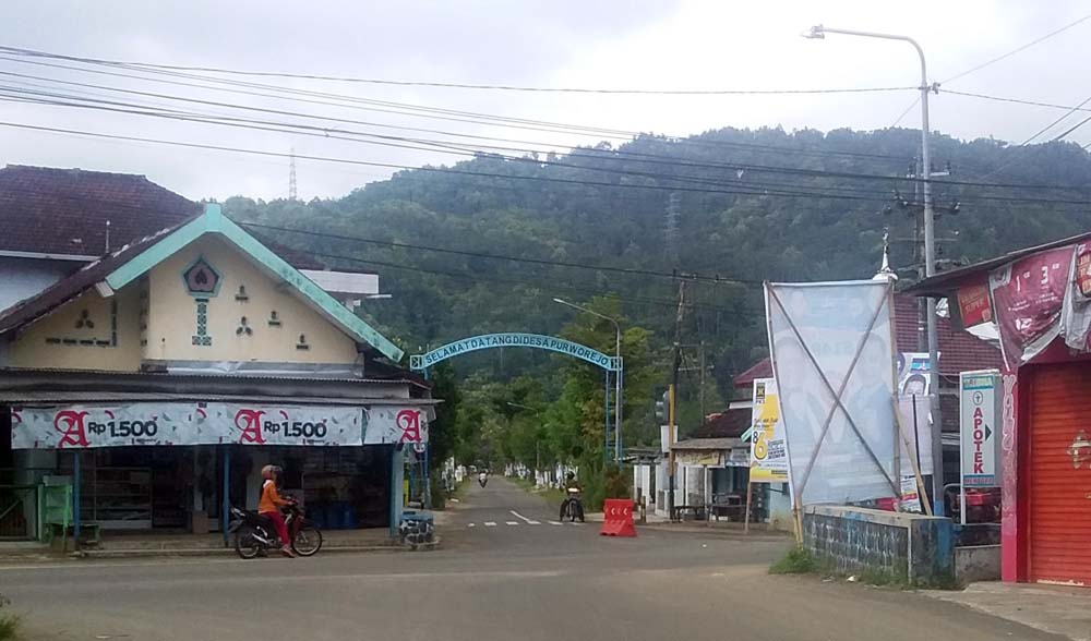 Pemasangan alat peraga kampanye di perempatan jalan yang dikeluhkan mengganggu pandangan 