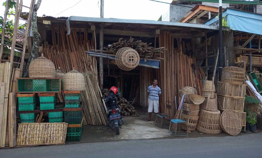 Pedagang bambu di Pacitan