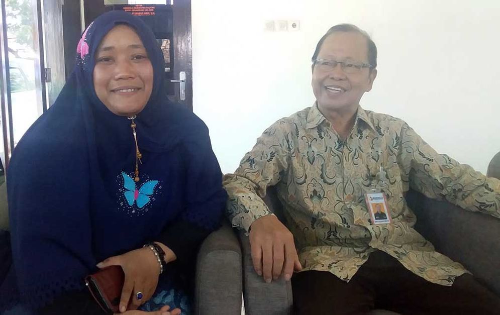 Ketua Bawaslu Kabupaten Pacitan, Berty Stevanus (kiri) dan Sulami, Divisi Pengawasan dan Hubungan Antar Lembaga