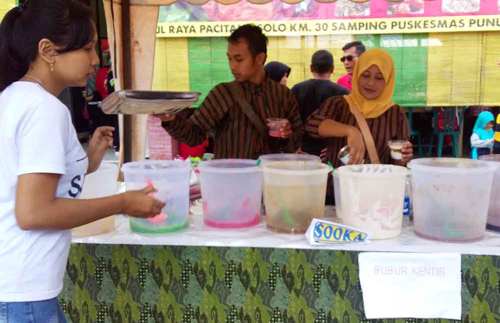 Sri Hidayati, penjual bubur kentir warga Dusun Kedung Menjangan, Desa Sooka, Kecamatan Punung