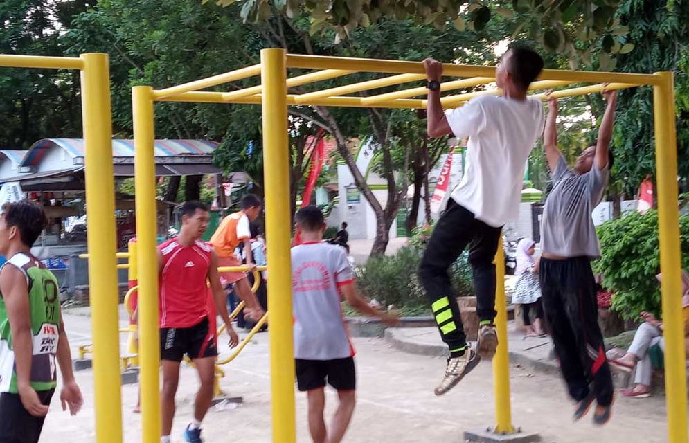 Masyarakat menggunakan fasilitas fitnes di Alun-Alun Kota Pacitan