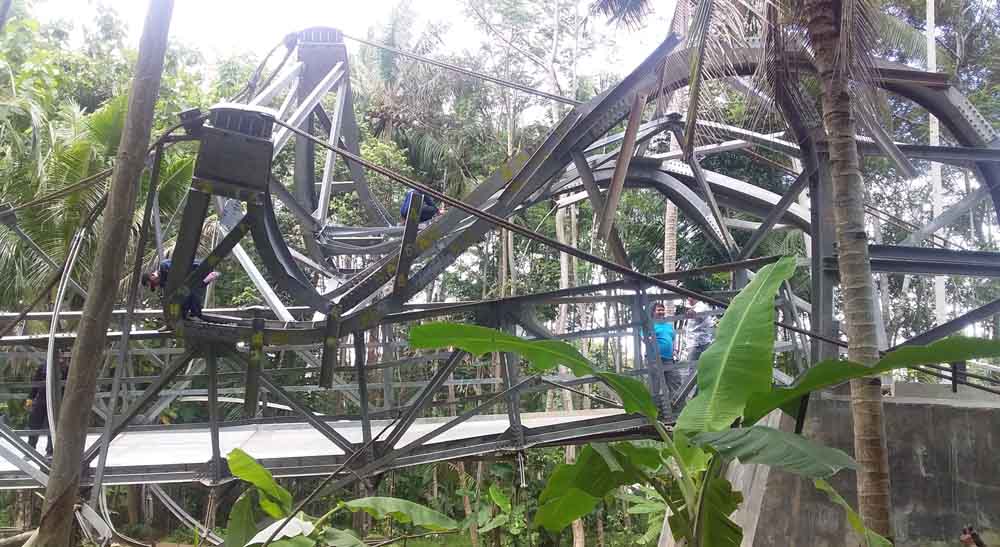 Tim Forensik Mabes Polri memeriksa Jembatan Banjarsari II yang runtuh Kamis (07/02/2019)