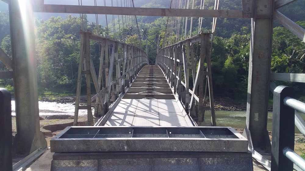 Jembatan Kedungbendo yang dibongkar di bagian pijakan