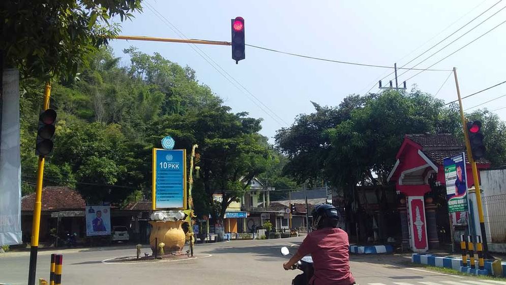 Lampu lalu lintas di Pertigaan Tanjungsari