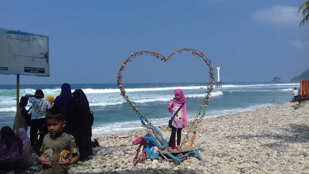 Pantai Pidakan dengan hamparan batu kerikil