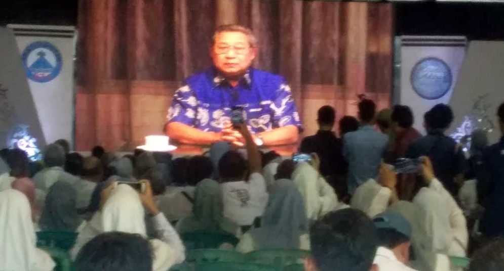 SBY saat berbicara melalui video dari Singapura di depan peserta reuni akbar SMAN 1 Pacitan